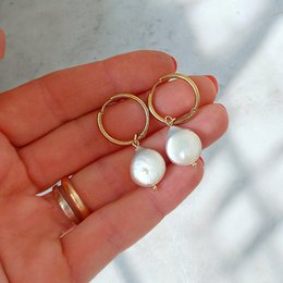BIANCA HOOPS – Huggie Hoops 2in1 Keshi Goldperlen