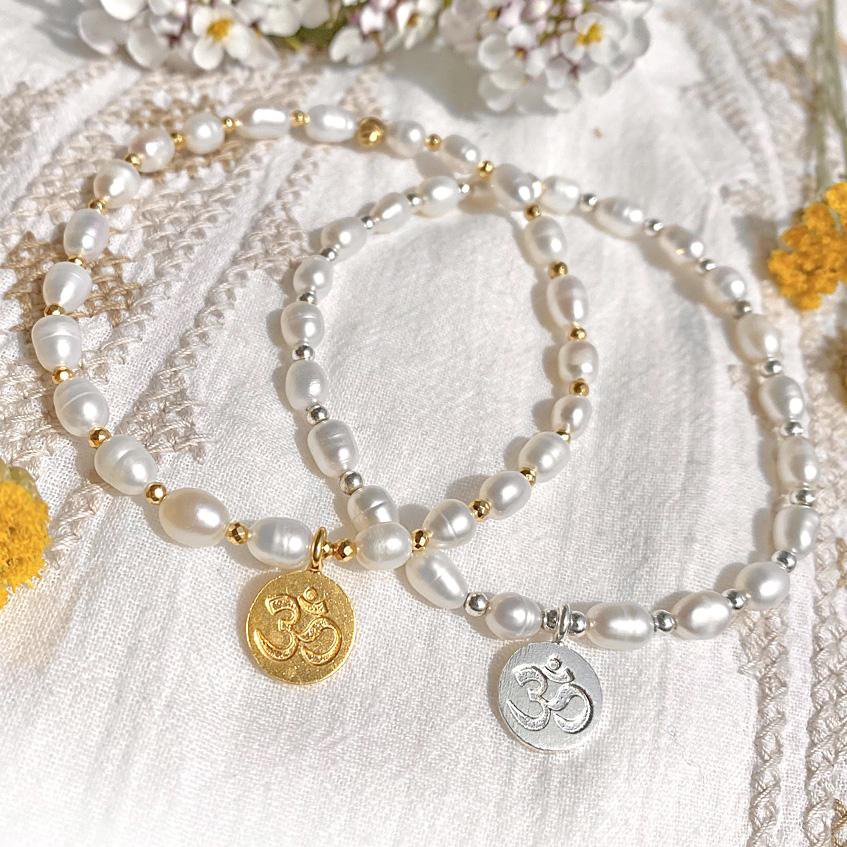Süßwasserperlen Armband mit vergoldetem Silber Om