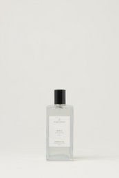  Fragrance mist with floral notes, delicate and feminine scent.