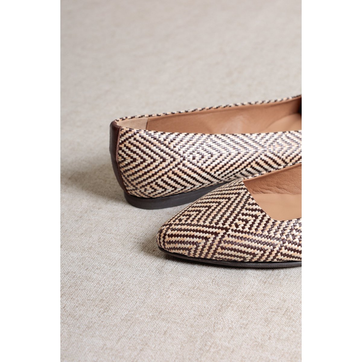 MINDI BRUIN – Ballerina's van geweven raffia