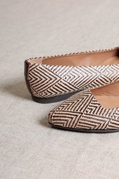 MINDI BRUIN – Ballerina's van geweven raffia