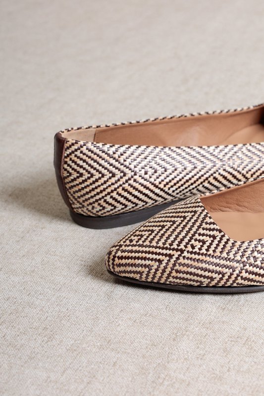 MINDI BRUIN – Ballerina's van geweven raffia