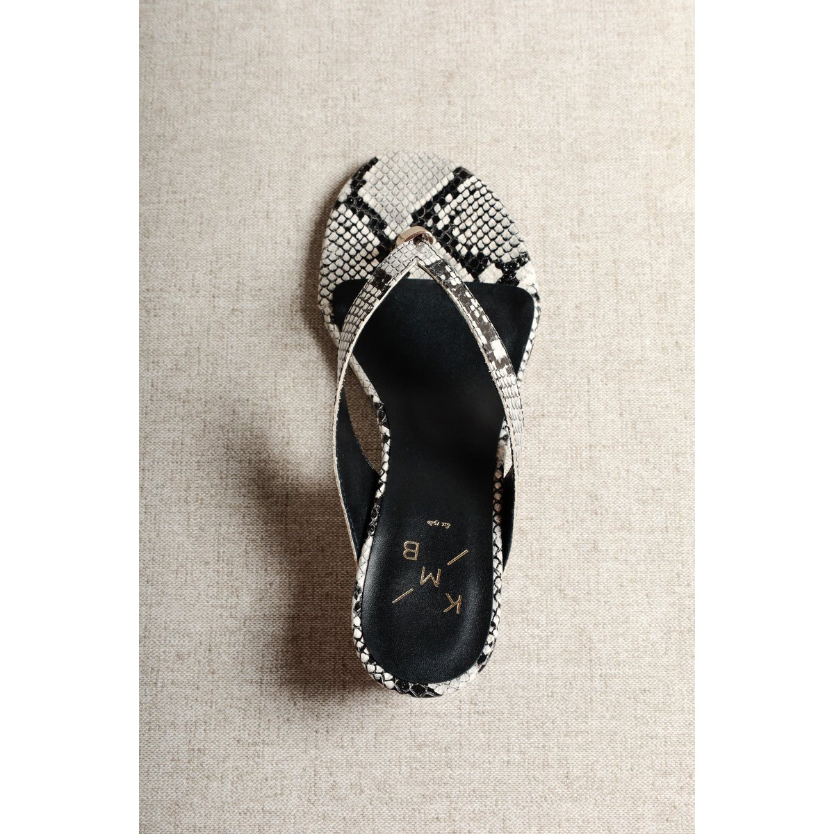 AURORA OFF WHITE – Keil-Zehensteg-Sandalen aus Leder mit Schlangenprägung
