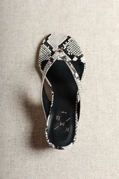 AURORA OFF WHITE – Keil-Zehensteg-Sandalen aus Leder mit Schlangenprägung
