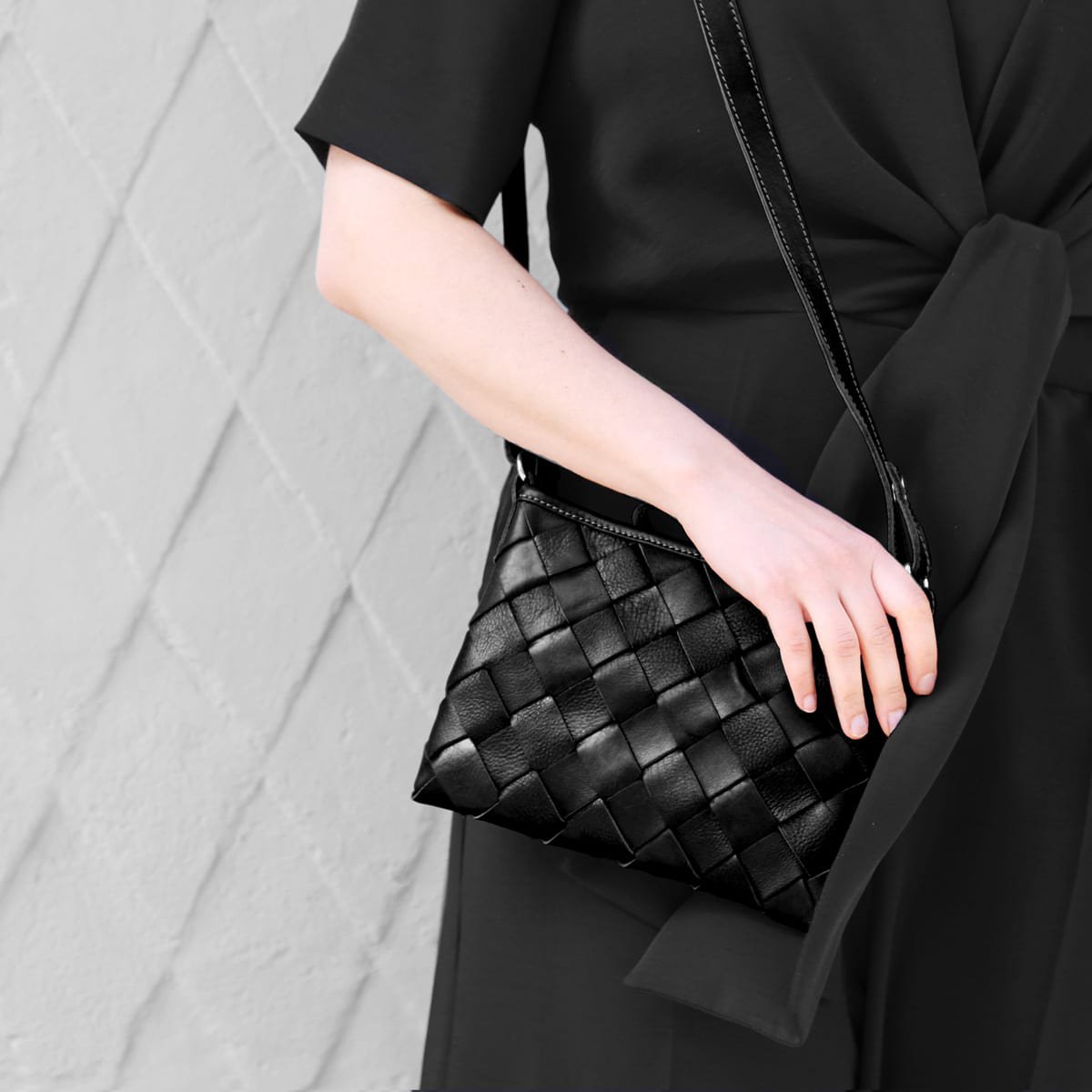 Toarie Woven Clutch Lille Sort