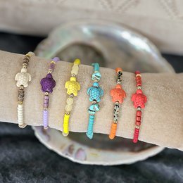 Beaded turtle bracelet, colorful beads, multiple colors, stretchy bracelet, turtle charm design.
