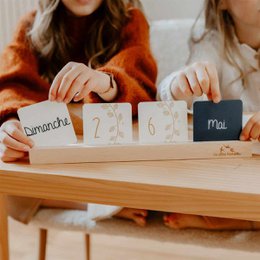 Calendario perpetuo - molletta in legno e carte di carta