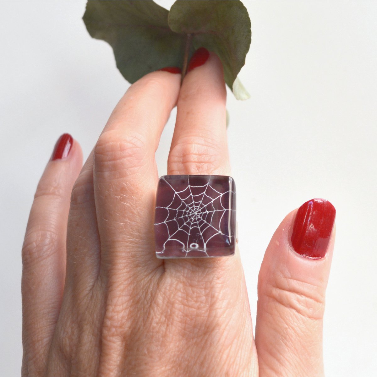 Unieke spinnenwebring, donkerpaarse kleur, gerecycled glas, maat verstelbaar