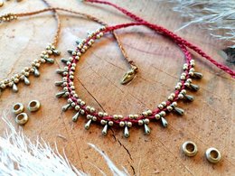 Bracelet de cheville perlé simple avec de petites gouttes en laiton » Fait à la main