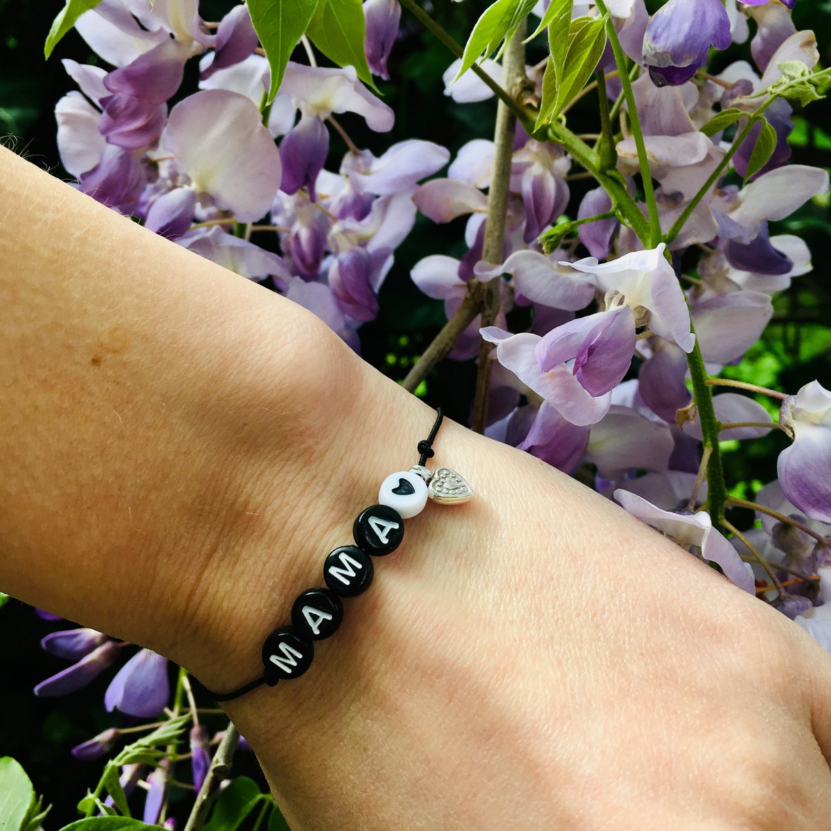 Armbandje Mama Zwart wit met bedeltje