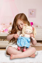 Stof Doll '' Nela '' med kjole til at sætte på og tage af, 32 cm