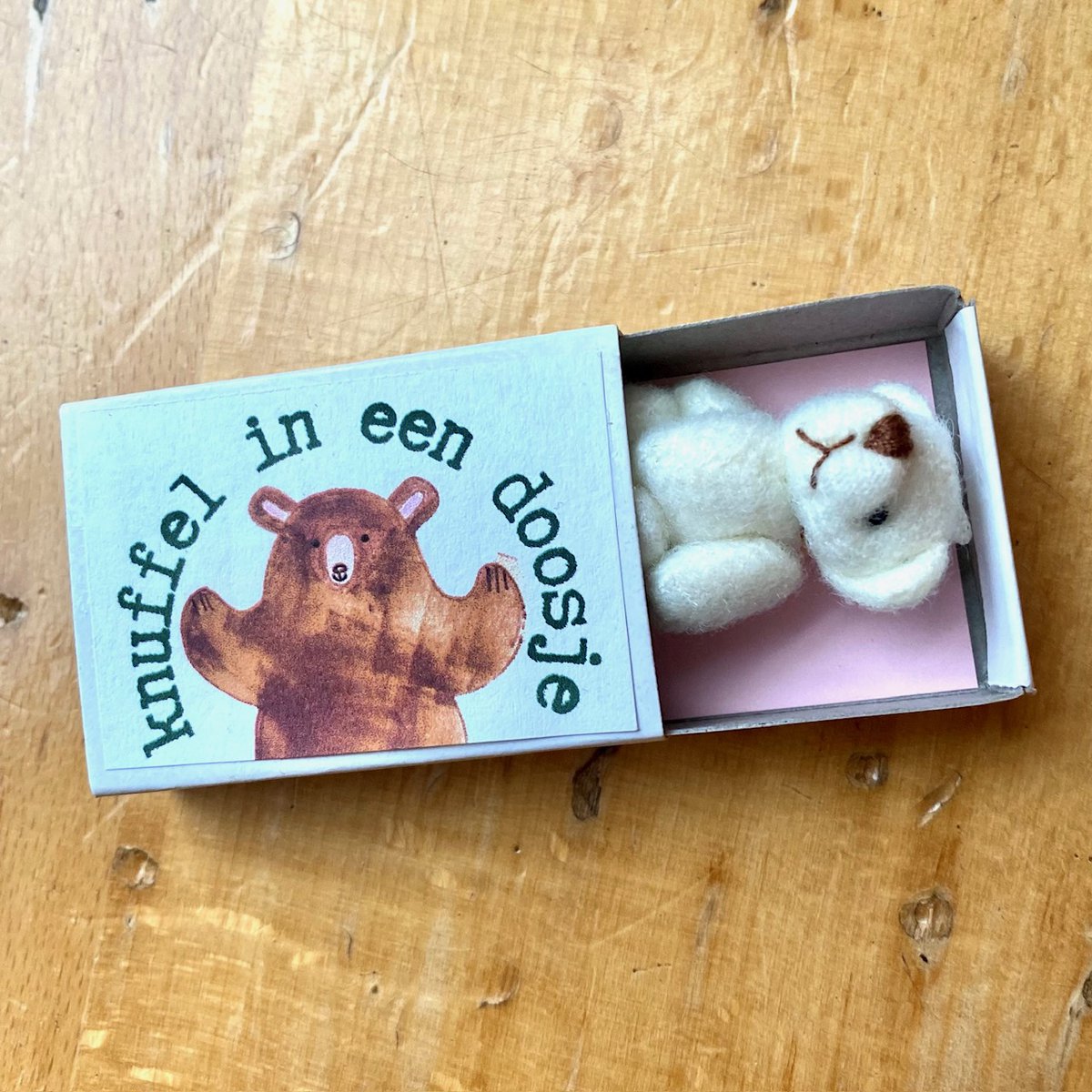 Peluche en una caja
