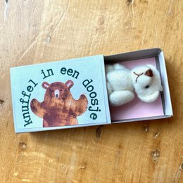 Peluche en una caja