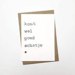Postcard with text "Komt wel goed schatje" (Darling, it will be fine) in a minimalist, handwritten style.