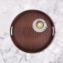 Plateau rond en crocodile marron clair avec poignées en laiton