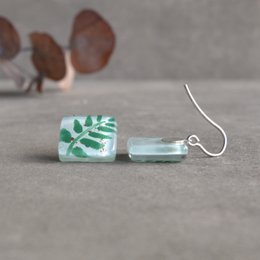 Bladoorbellen, groen en wit klein glazen tegeltje aan 925 sterling zilveren haak