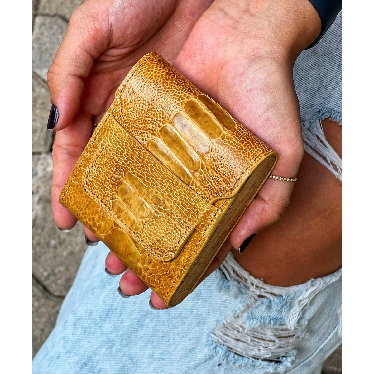 Pitillera realizada en piel pata de avestruz y madera de nogal
