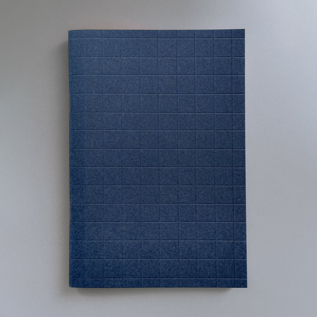 Risographie Notizbuch – Grid Deep Denim (13 x 19 cm)