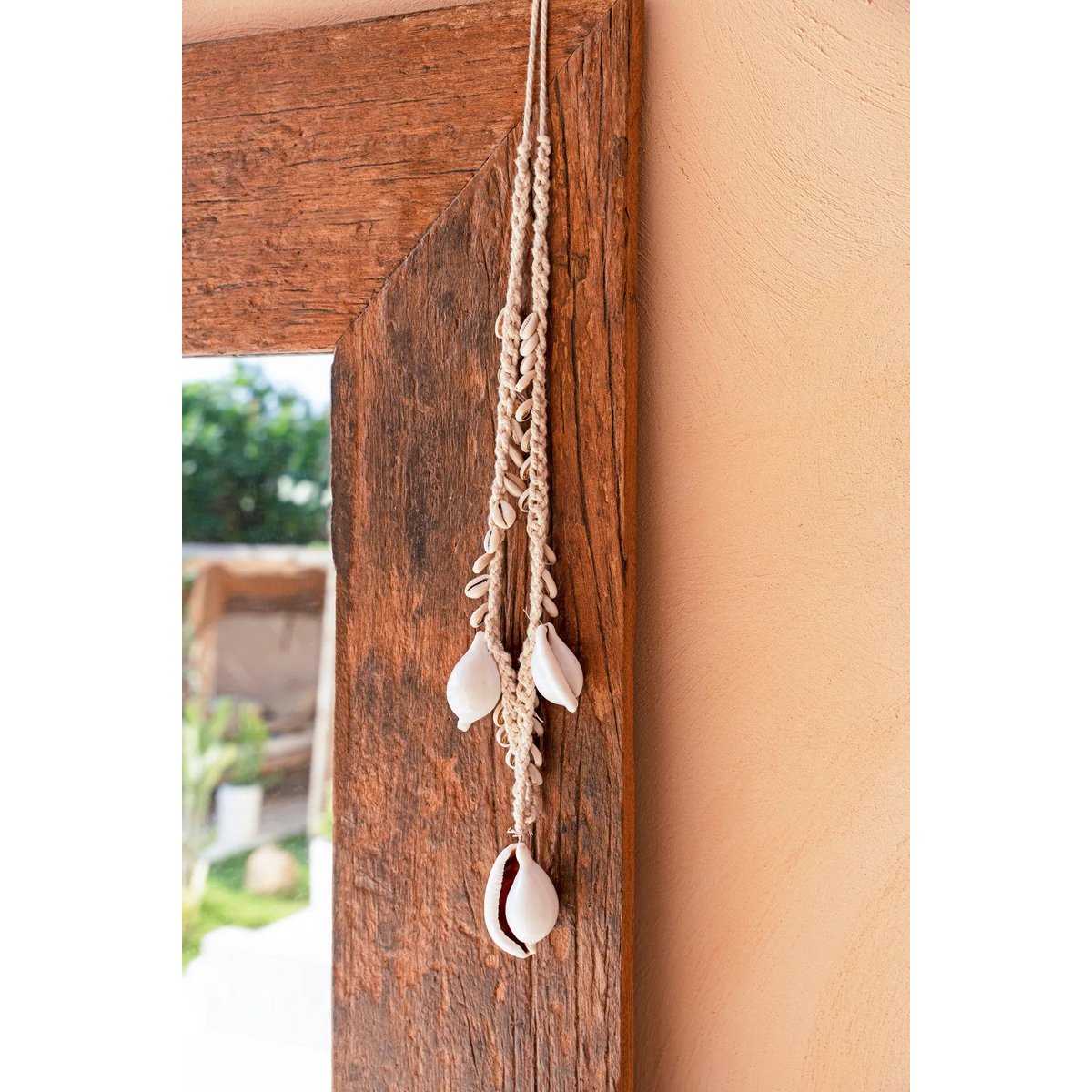 De grote witte kaurischelp ketting