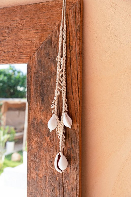 De grote witte kaurischelp ketting