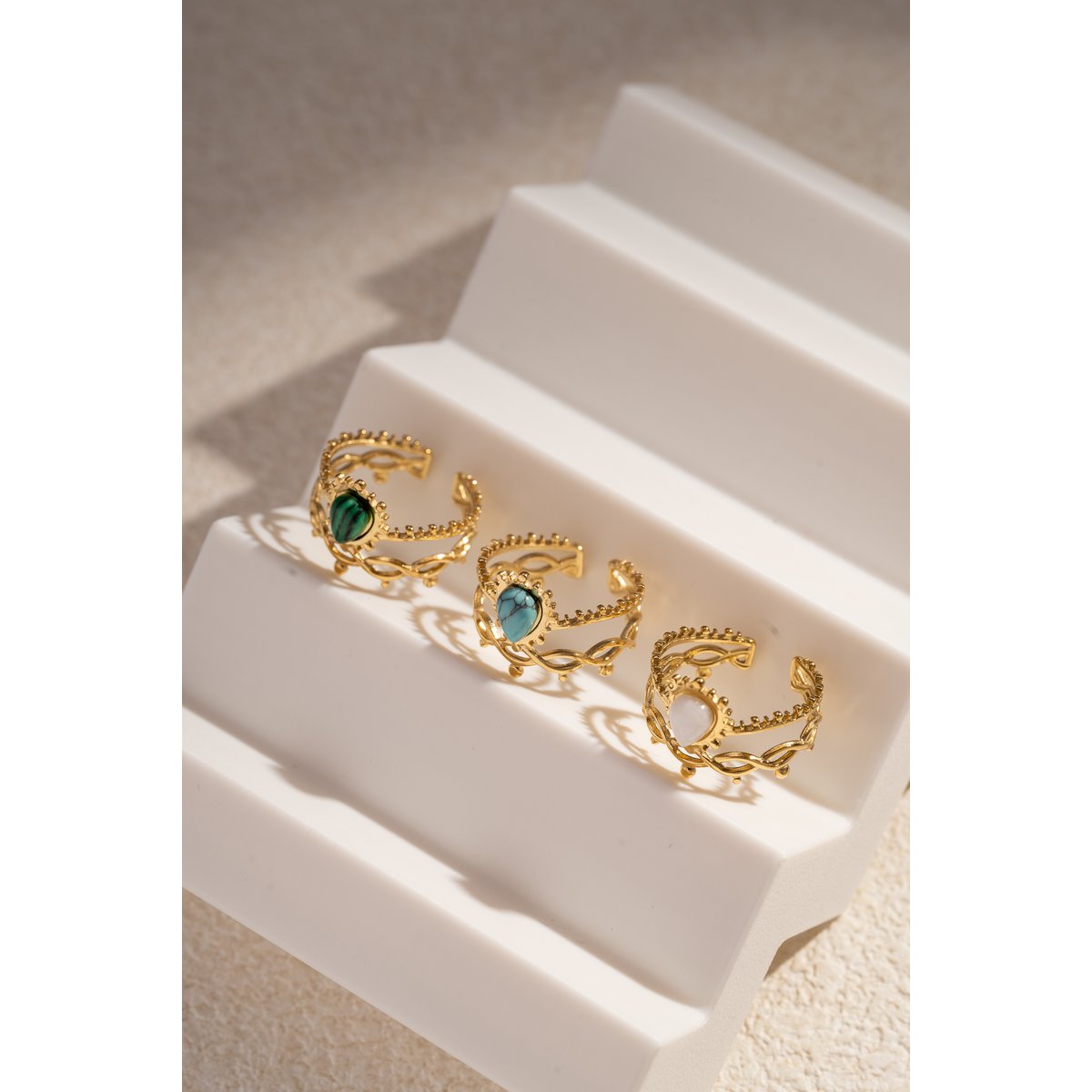 Golden stalen ring geopend met kleurrijke steen
