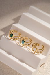 Golden stalen ring geopend met kleurrijke steen