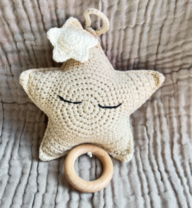 Baby-Musik-Mobile STERN gestrickt beige 17,50 cm.