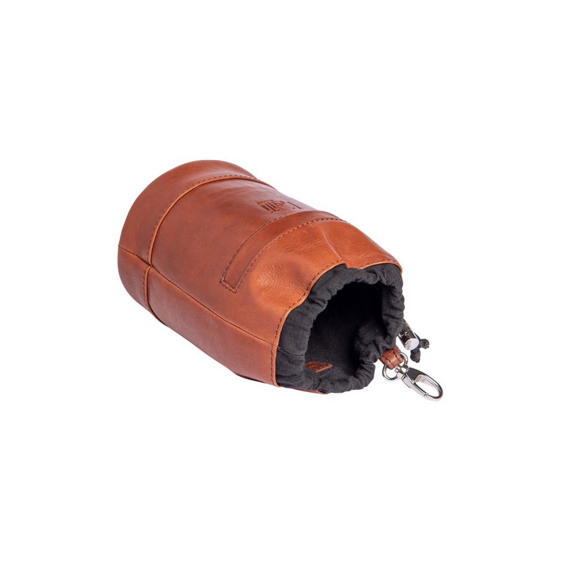 K0055SB | Pung med håndfri snøre i ægte fuldnarvet læder, smurt. Bomuldsfor. Cognac farve. Mål: 10 x 17 x 9,5 cm. Emballage: Non-woven taske