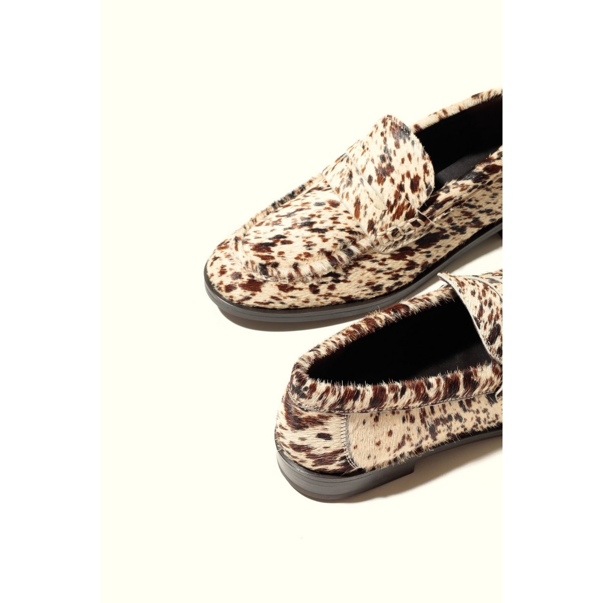 EMILIA COW PRINT – Slipper aus Rindsleder