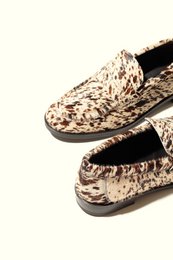 EMILIA COW PRINT – Slipper aus Rindsleder
