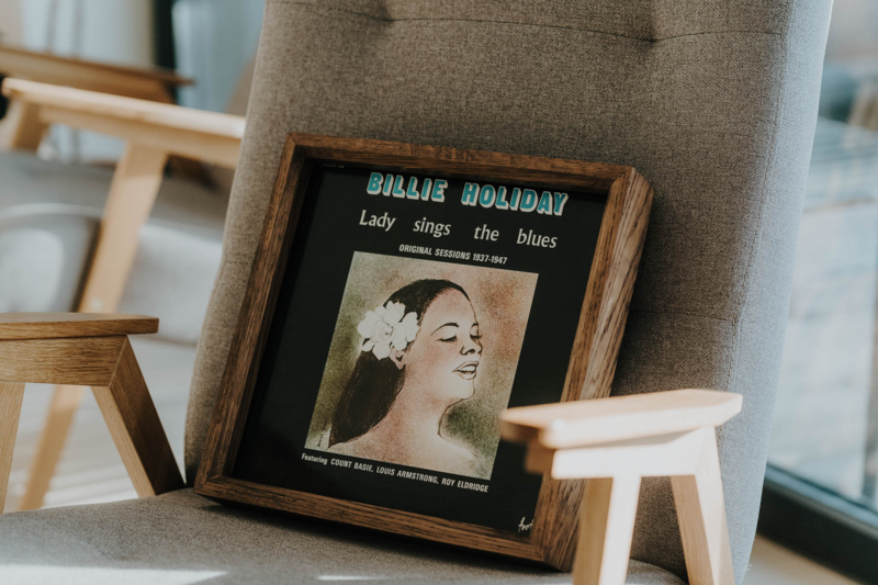 Frame di quercia artigianale per display di album in vinile, arredamento musicale elegante e regalo ideale per gli appassionati