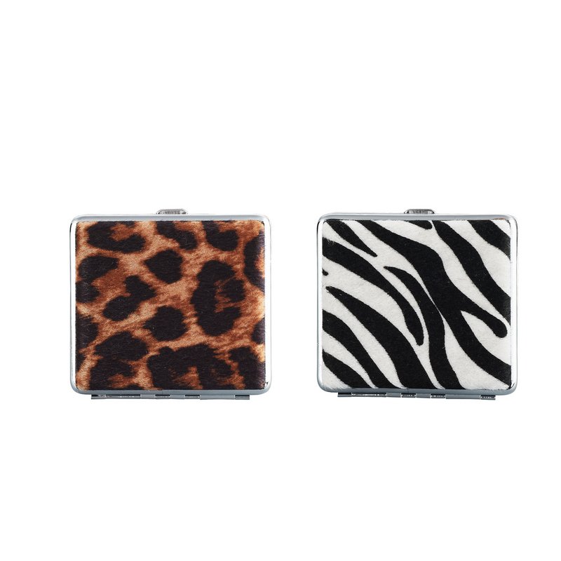Student mit Leopard- und Zebra -Zigaretten