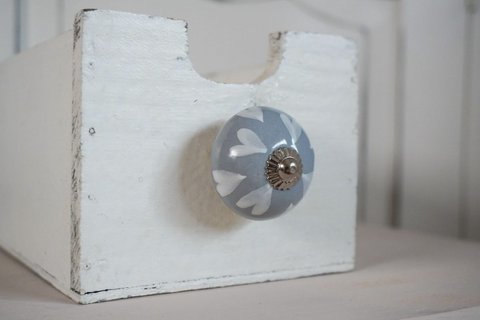 Grauer Möbelknopf mit Herzen 4 cm Isabelle Rose