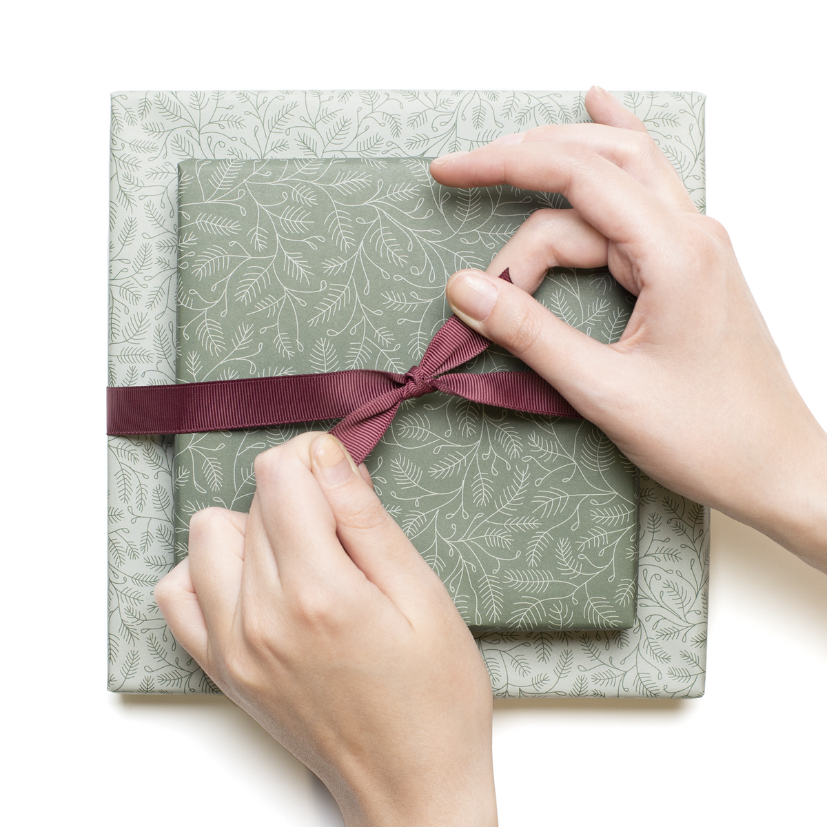 Duurzaam kerstcadeaupapier groen, inpakpapier dennentakken in mint en groen - dubbelzijdig inpakpapier gemaakt van 100% gerecycled papier