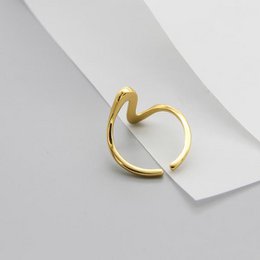 Anillo minimalista con ondas de latidos del corazón