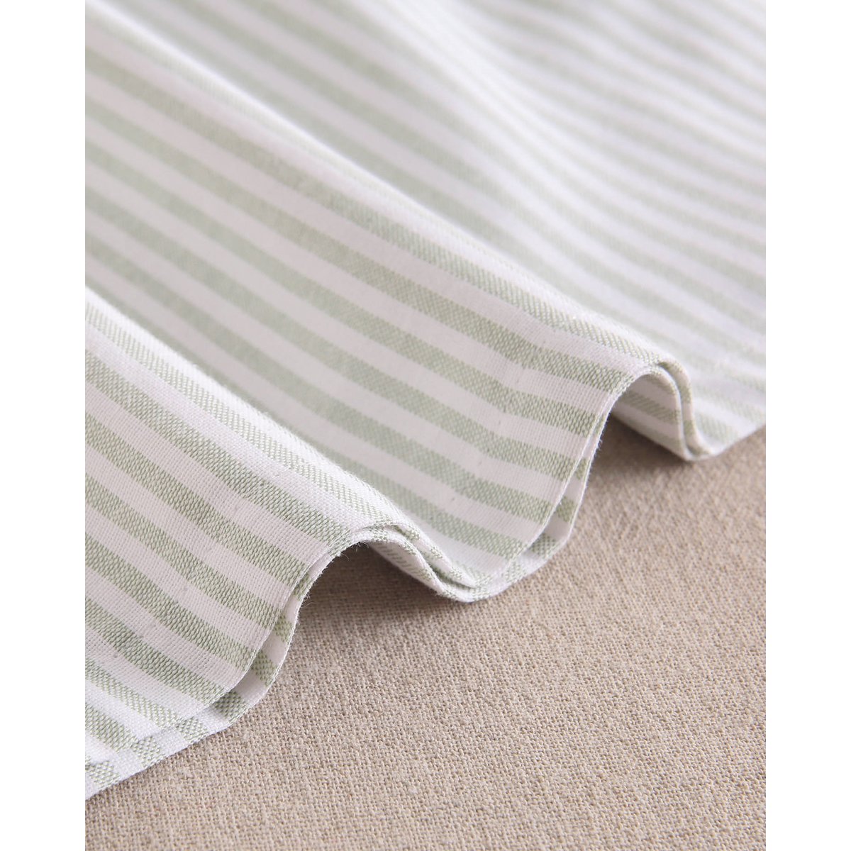 Abito da ragazza in strisce verde pastello e bianco con prua M31-21502021