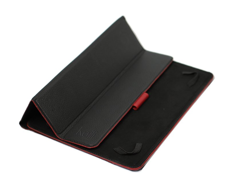 K0033AB | Étui pour tablette Cuir véritable, pleine fleur, grain dollar. Col. Noir avec bords rouges. Fermeture par patte contrastée. Dimensions : 19,5 x 25,2 x 1 cm Conditionnement : sachet Tnt