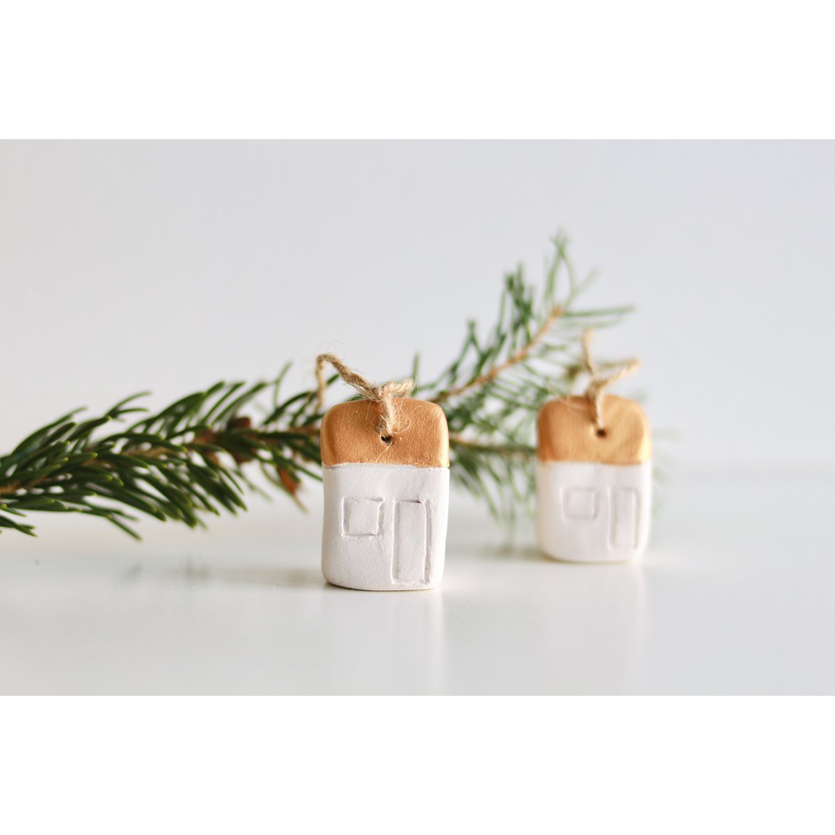 Kerst cadeau: Kerstboomhanger huisjes van  keramiek