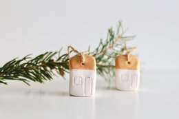 Kerst cadeau: Kerstboomhanger huisjes van  keramiek