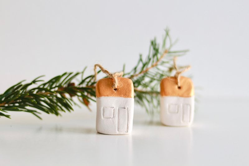Kerst cadeau: Kerstboomhanger huisjes van  keramiek