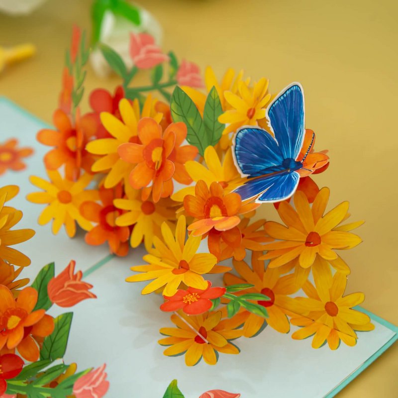 Tarjeta desplegable Margaritas de colores con mariposas