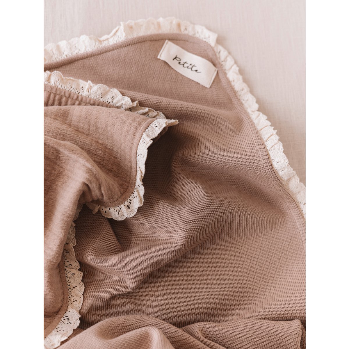 Coperta in maglia + mussola / beige scuro + pizzo
