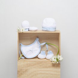 SET 4 STUKS (MUTS+HANDSCHOENEN+SLABBER+SOKKEN) VOOR NIEUWBORGEN (0-6 MAANDEN) - 100% KATOEN - MOD. BLAUW