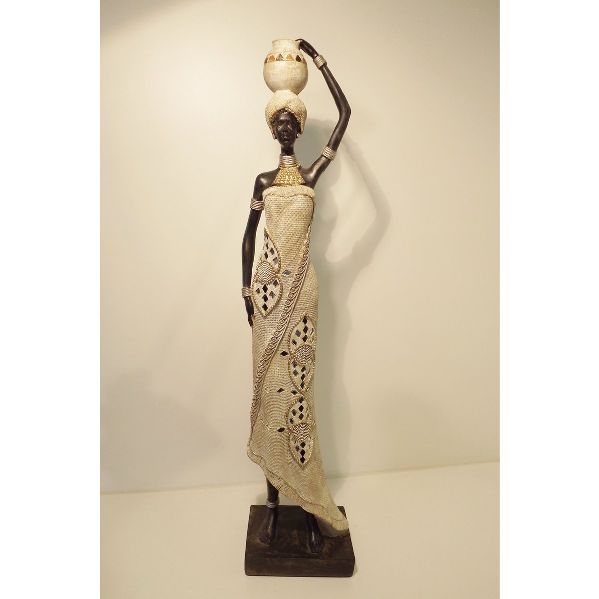 Señora africana tradicional con olla
