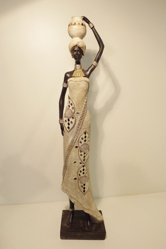 Dame africaine traditionnelle avec pot