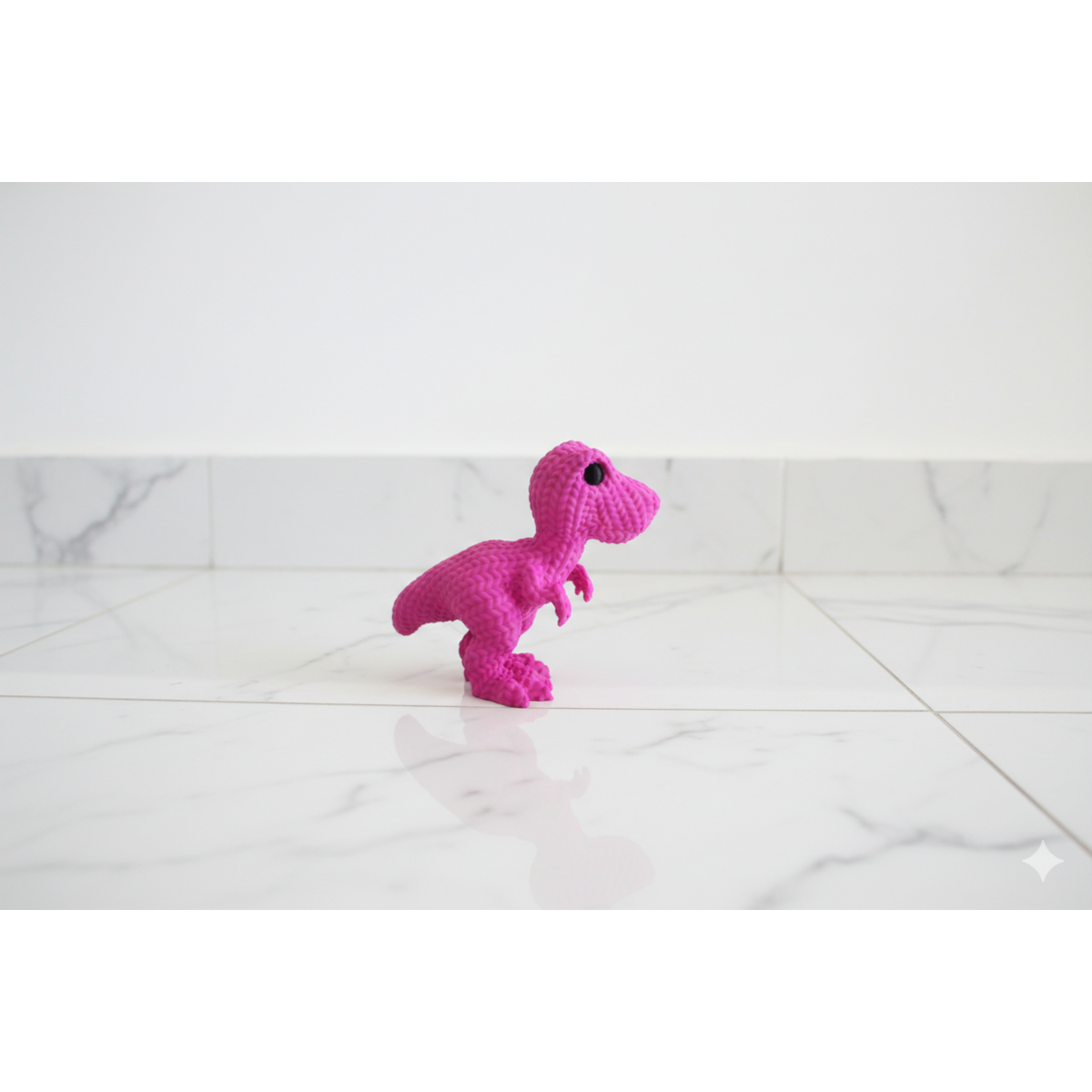 Eterna Wonder — Dzianinowa figurka dinozaura — Dekoracyjna mini rzeźba — Różowa — 15 cm