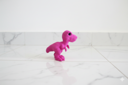 Eterna Wonder — Dino-figur i strikket stil — Dekorativ miniskulptur — Pink — 15 cm