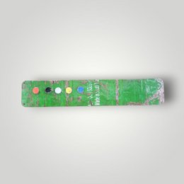 Magnette bord gemaakt van gerecyclede olievaten met 5 kleurrijke magneten 80 cm * 15 cm