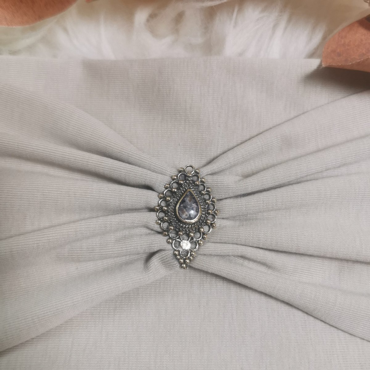 Sara – Lenteliefde in lichtbeige