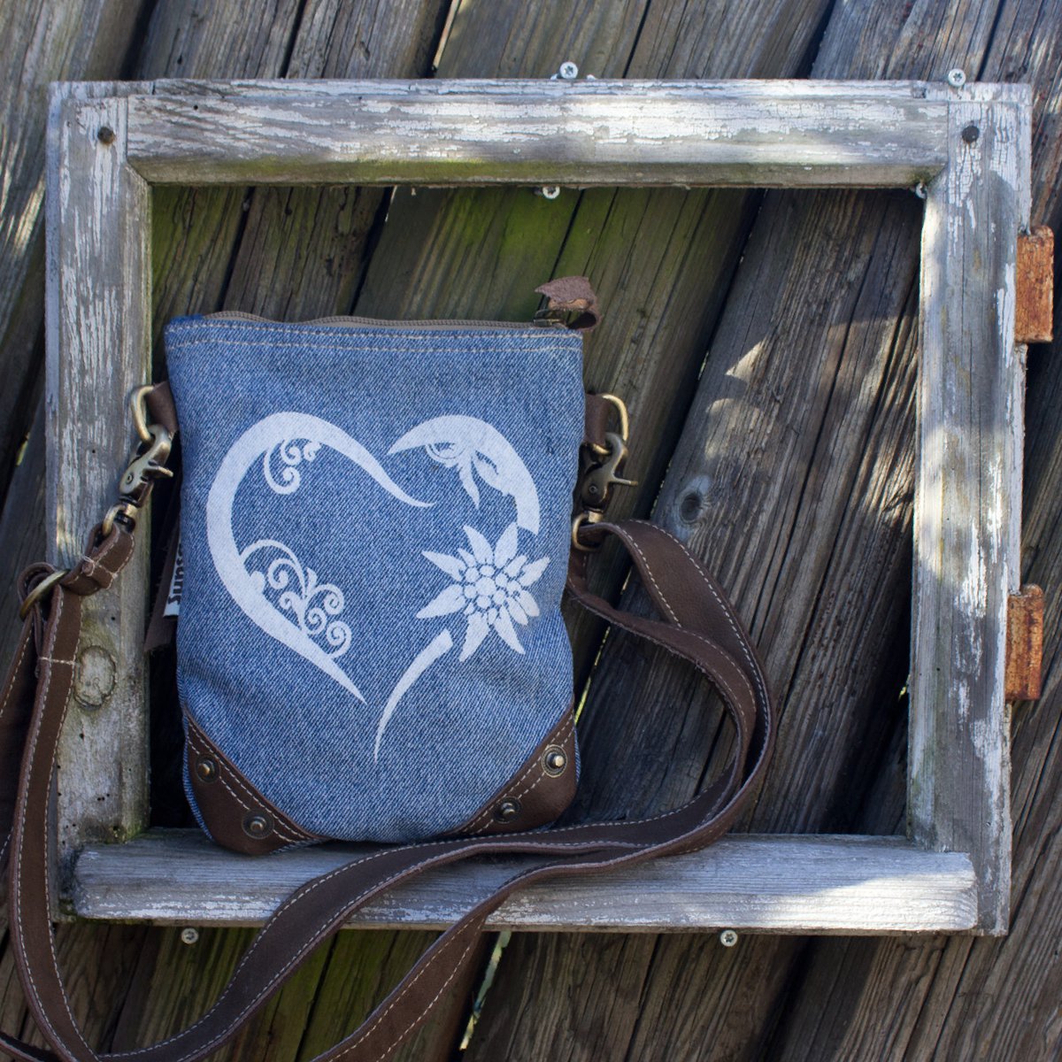 Domelo traditionele tas dames schoudertas. Dirndl schoudertas gemaakt van upcycled jeans en canvas en leer. Handtas in traditionele stijl met hartjesprint. Crossbodytas voor dames als Oktoberfest-accessoire.